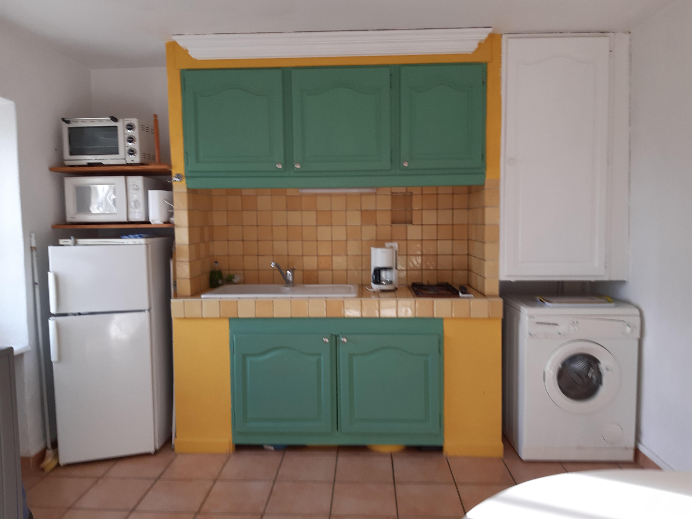 Fully equipped kitchen of the cabanon in Gordes with fridge, microwave and washing machine