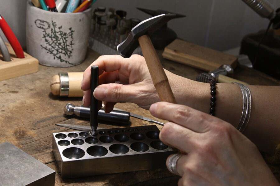 Craft creation of silver jewellery at the Poussière d'Argent workshop