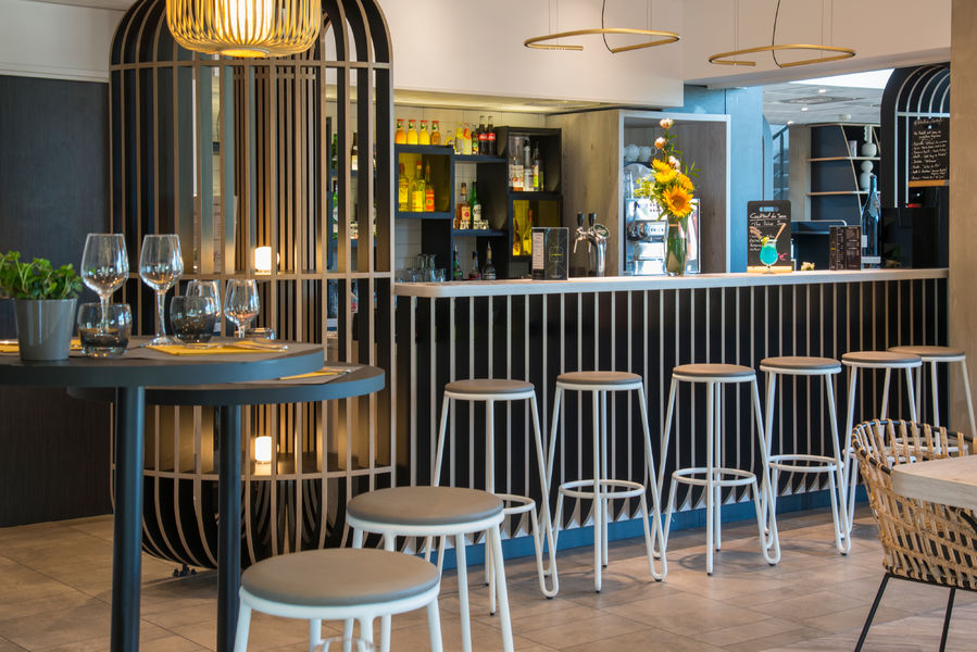 Modern bar and restaurant at the Ibis Styles Pertuis hotel, with a warm and chic decor