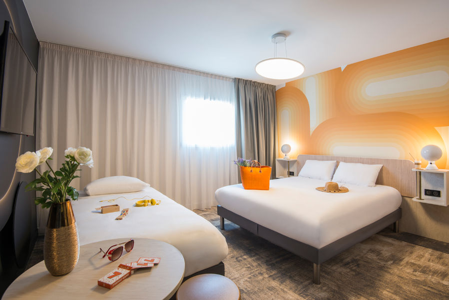 Double room at the Ibis Styles Pertuis hotel with bright, modern decor