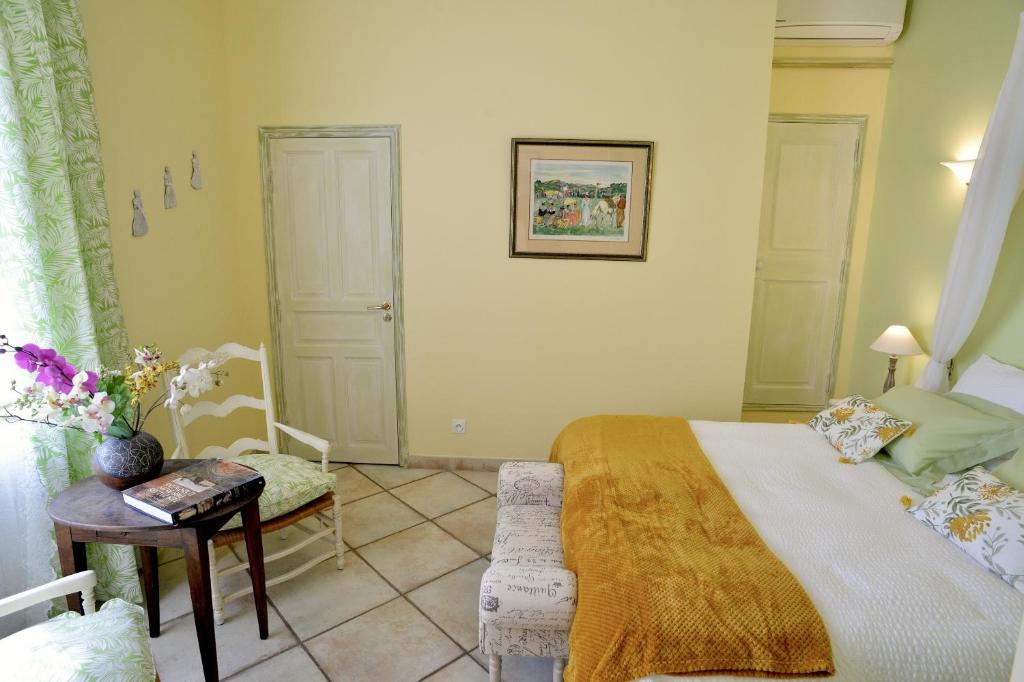 Bright and cozy room with Provençal decor, located at Fontaine des Magnarelles in the Luberon