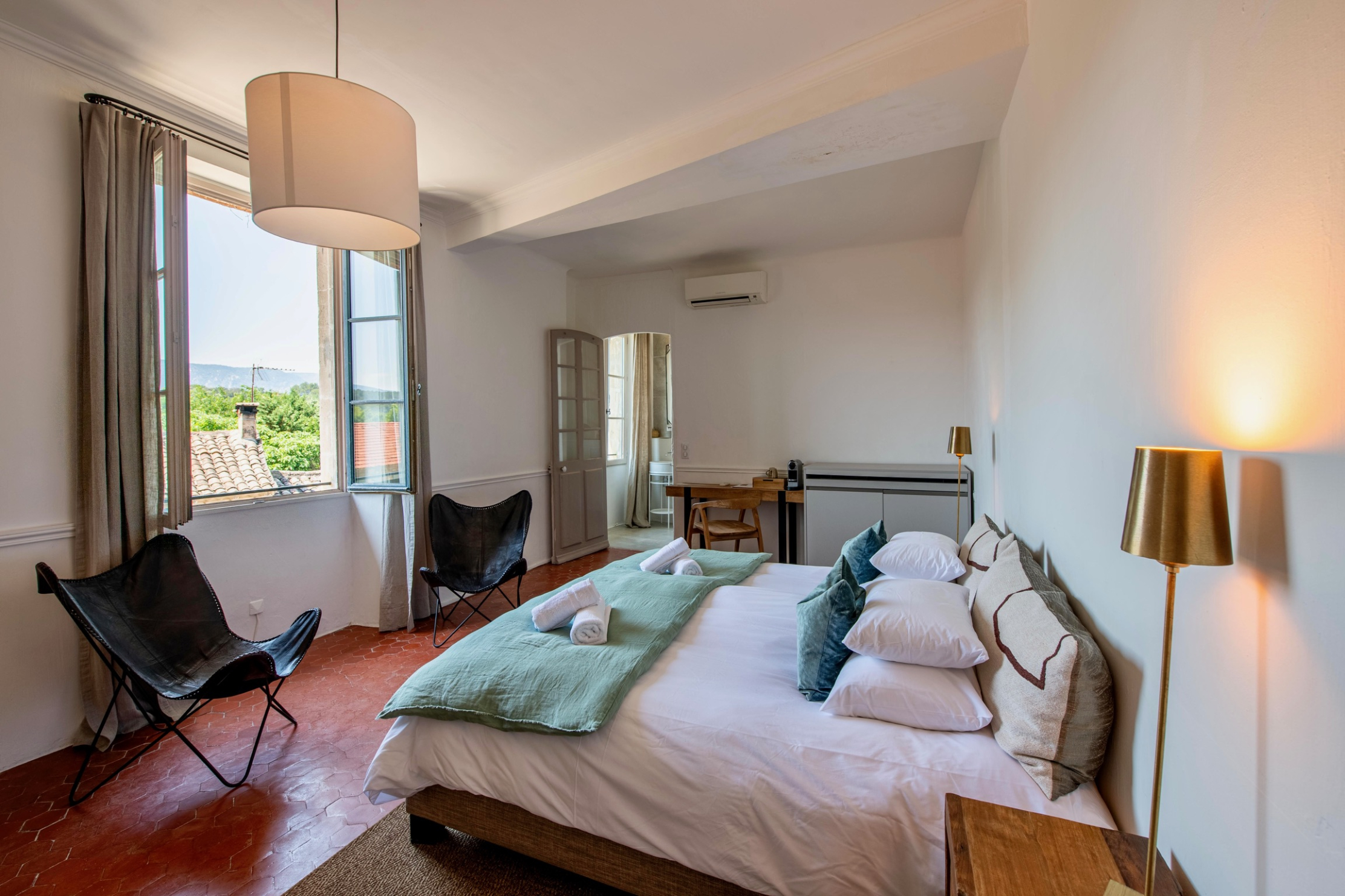 Bonnieux Studio in Les Beaumettes – Bright bedroom with Luberon views Bedroom of the Bonnieux Studio in Les Beaumettes with king-size bed and view of the Luberon