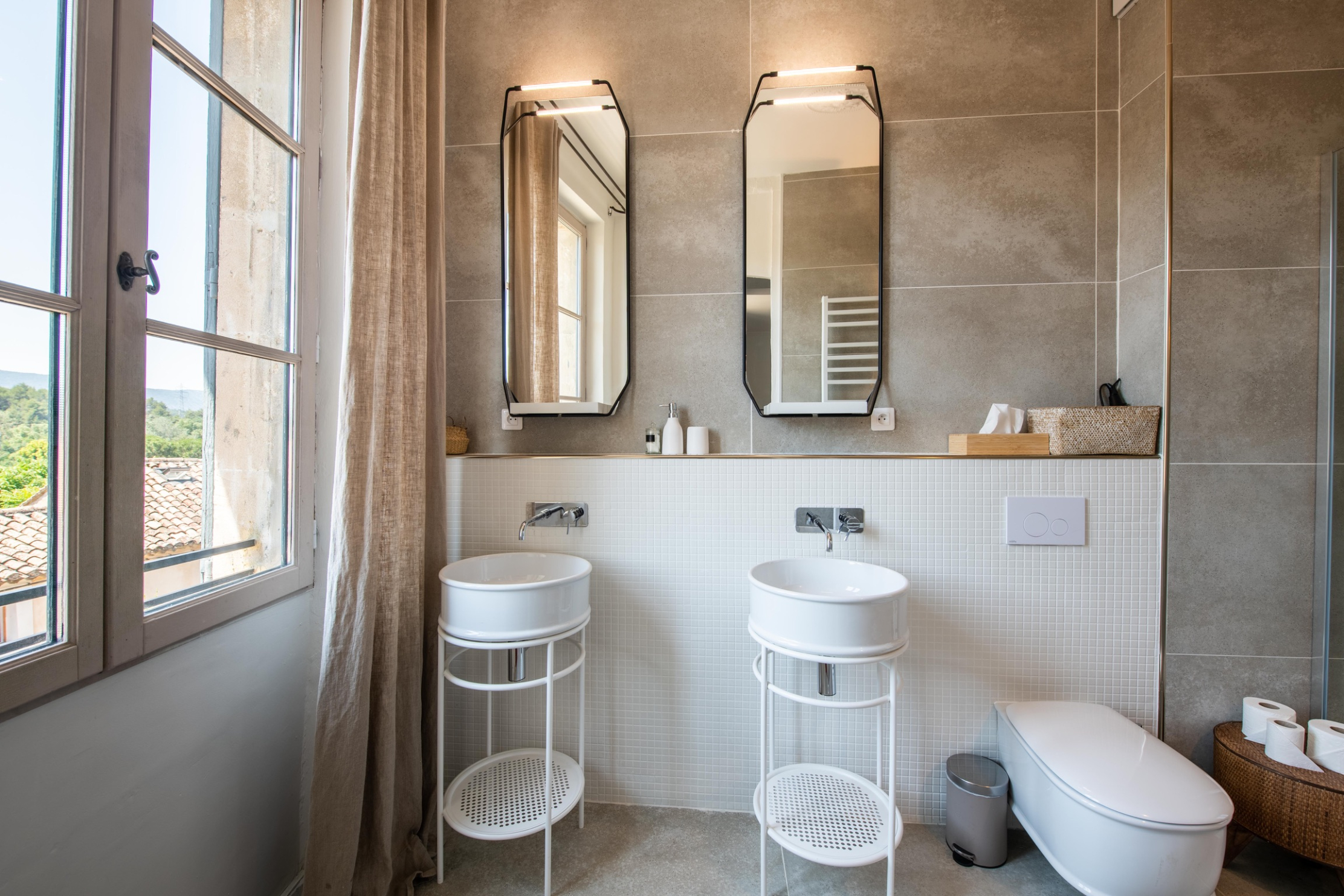 Bonnieux Studio in Les Beaumettes – Modern bathroom with walk-in shower Bathroom of the Bonnieux Studio in Les Beaumettes with double sink and walk-in shower