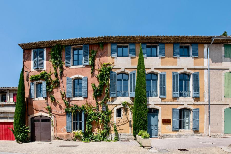 Au Ralenti du Lierre guest house in Les Beaumettes Provençal façade of Au Ralenti du Lierre in Les Beaumettes, Luberon