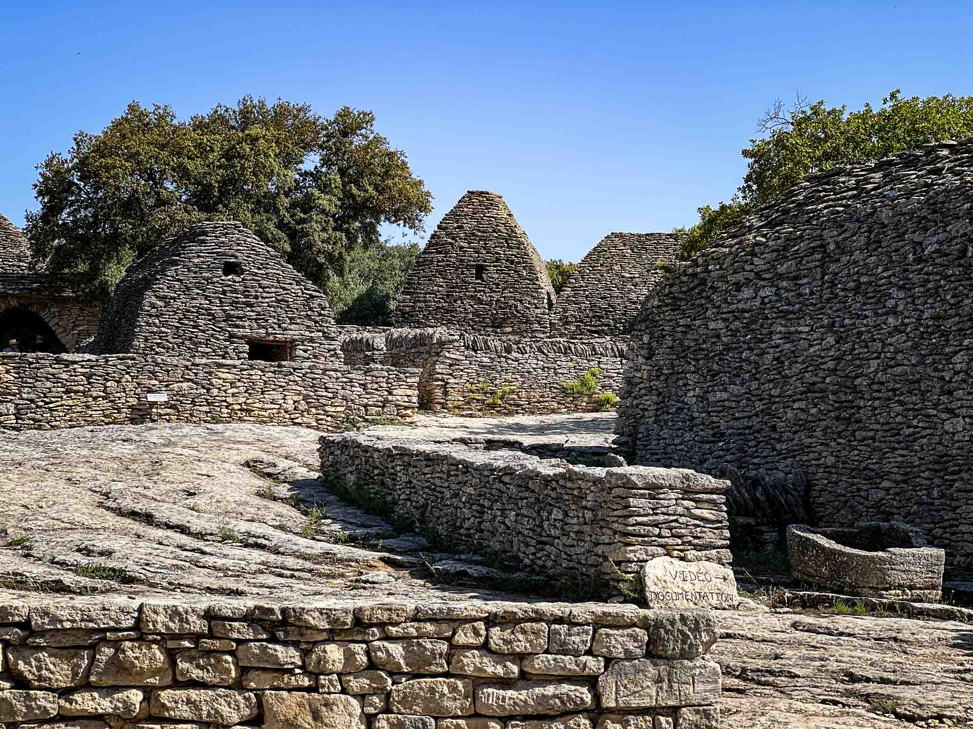 View ofu Village des Bories in Gordes avec cabanes en pierre sèche dans le Luberon