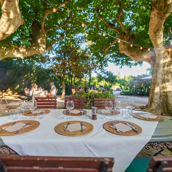 Restaurant under the plane trees Lagnes