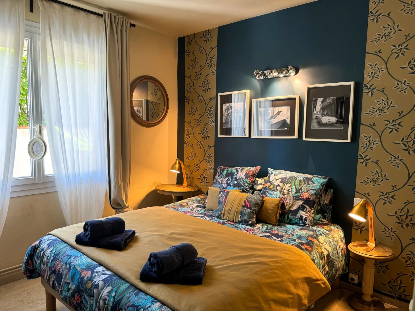 Elegant bedroom at Nid d'Ange en Provence A stylish bedroom with blue and gold-toned decor, offering a cozy and warm ambiance at Nid d'Ange en Provence.