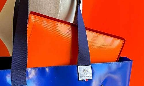 Surcyclum-Housse-ordi-orange-dans-cabas-ferme-bleu-porte.jpg