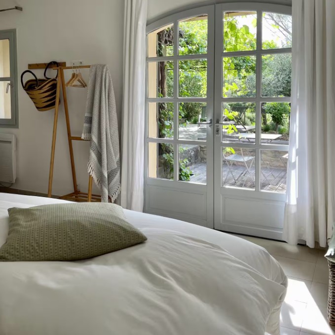 Vert Sauge Room in Cabrières-d'Avignon with a view of the garden, in the Luberon