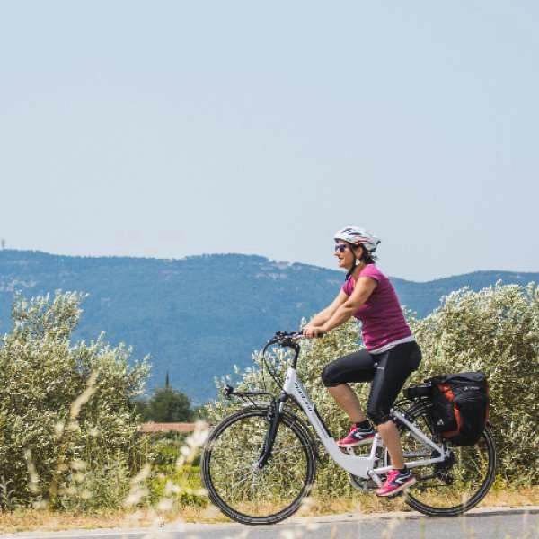 Luberon Cycling Route No.25: Lourmarin, Cucuron and Cadenet