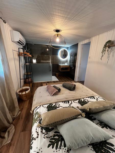 Sleep comfortably at Cocoon Cosy in a fully equipped room with XXL shower Cocoon Cosy bedroom with XXL shower and warm decor