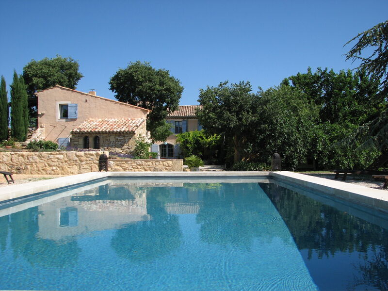 Accommodation at Domaine du Coffre in Pertuis - holiday rentals and guest rooms in the Luberon