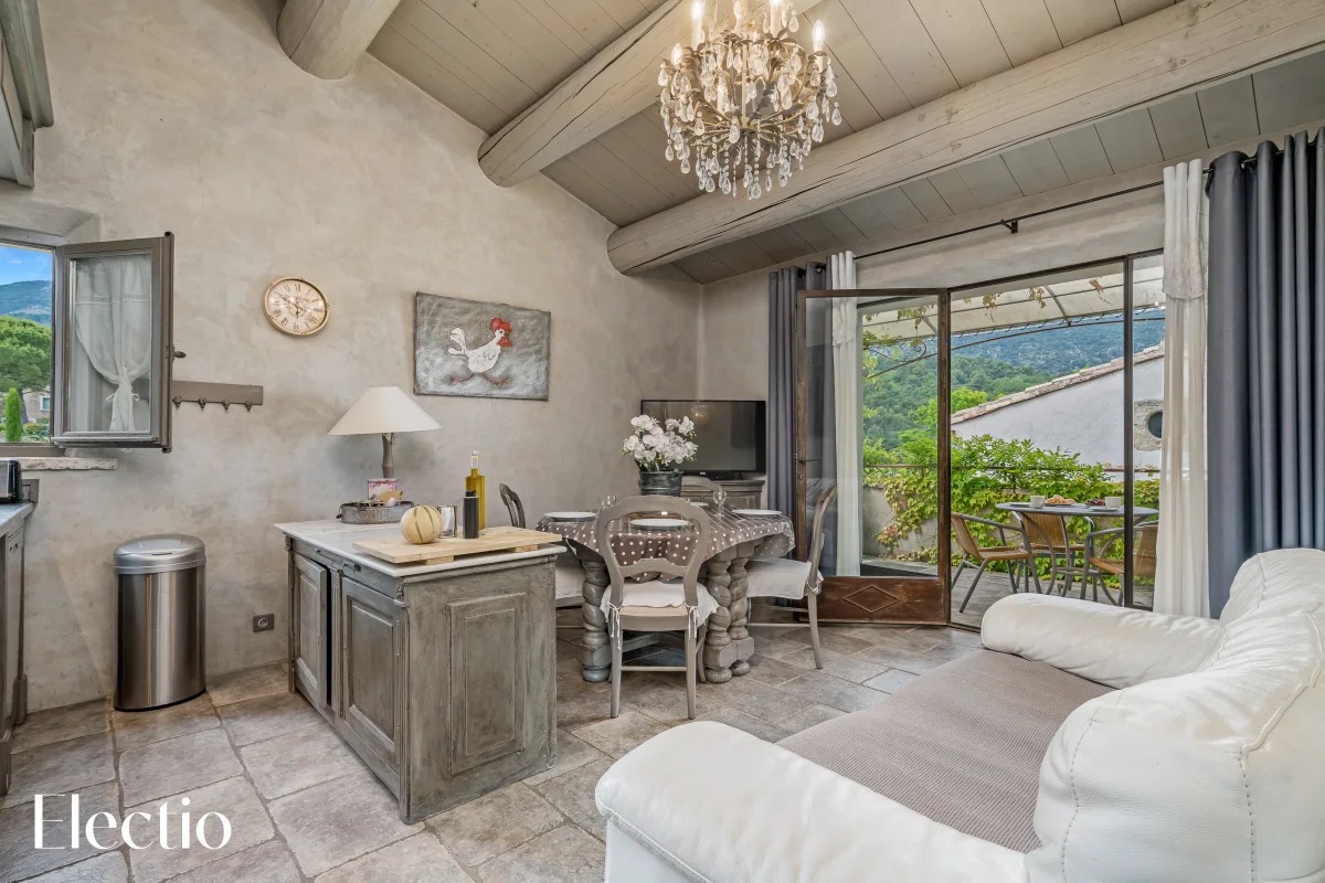 Bright living room with open kitchen and access to the terrace – Loggia 7 Cyprès, Les Petitons Residence in Oppède
