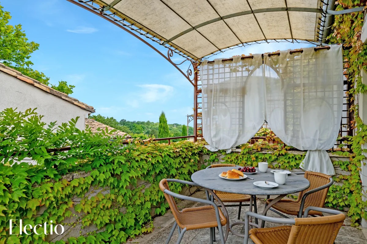 Shaded private terrace with table and chairs – Loggia 7 Cyprès, Les Petitons Residence