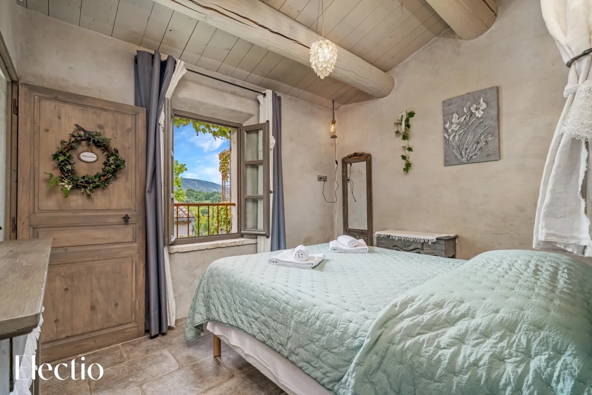 Double bedroom with view over the Luberon – Loggia 7 Cyprès, Les Petitons Residence