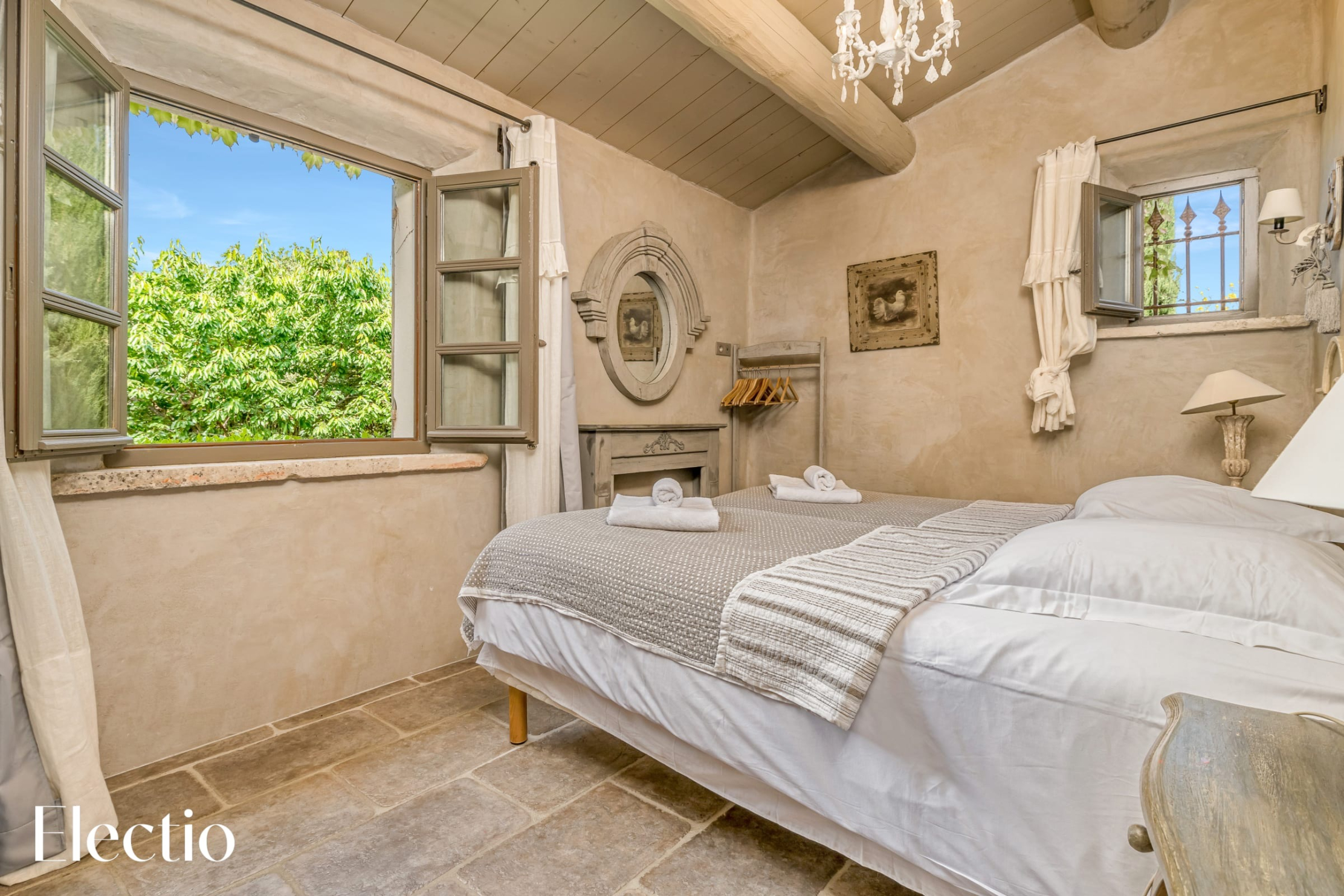 Double bedroom with garden view – Loggia 5 Rosier, Oppède