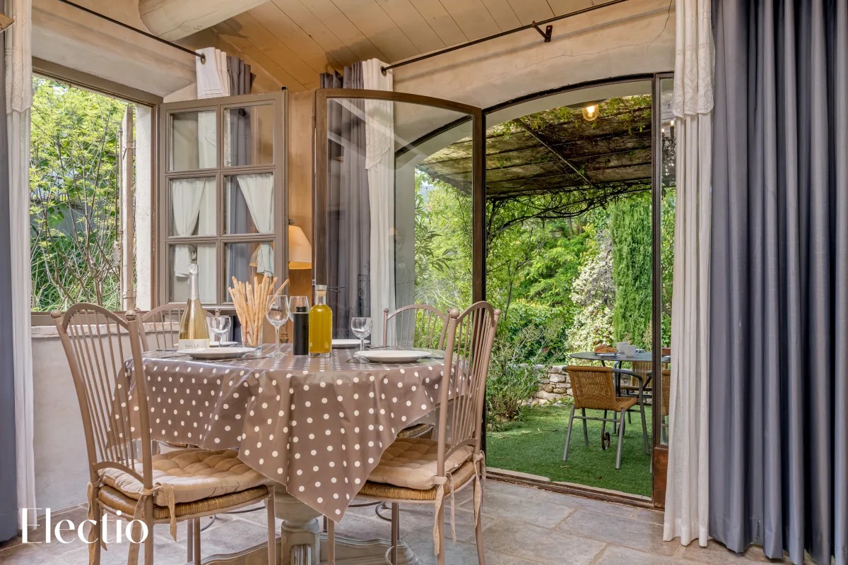 Bright dining area with garden view – Loggia 5 Rosier in Oppède