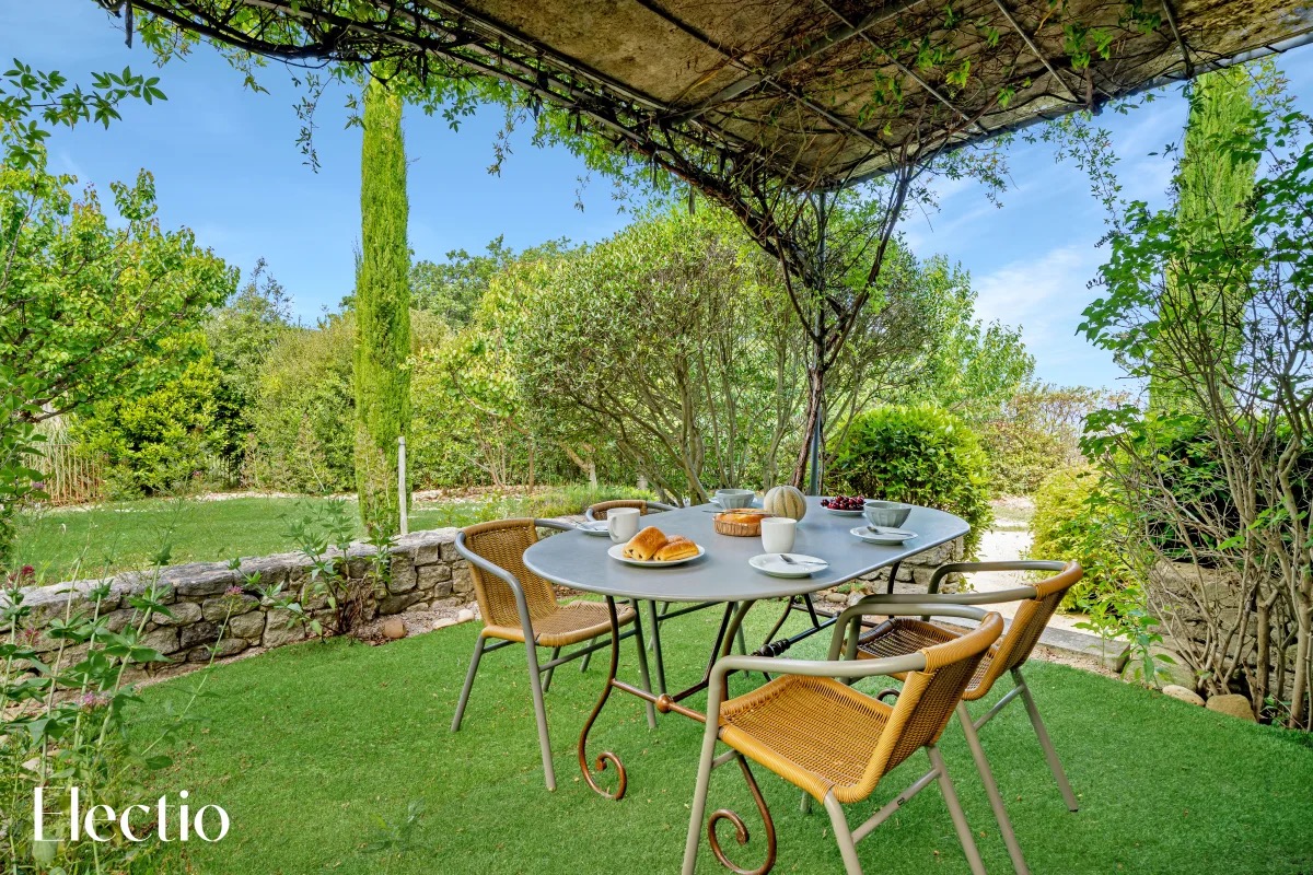 Shaded private terrace with breakfast table – Loggia 5 Rosier