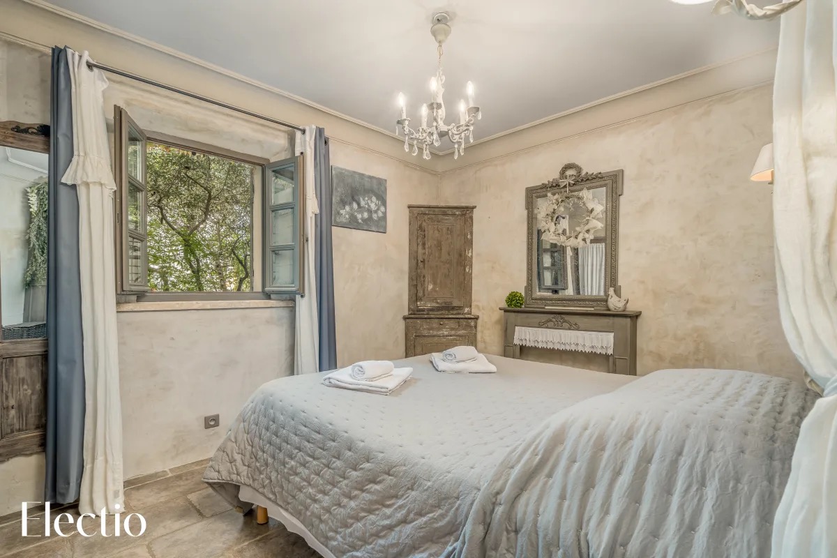 Elegant bedroom at Résidence Les Petitons with double bed, Provençal decor and garden view