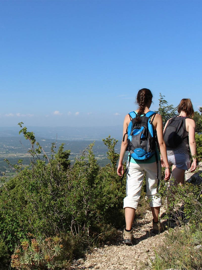 Two hikers on a ridge trail in the Petit Luberon