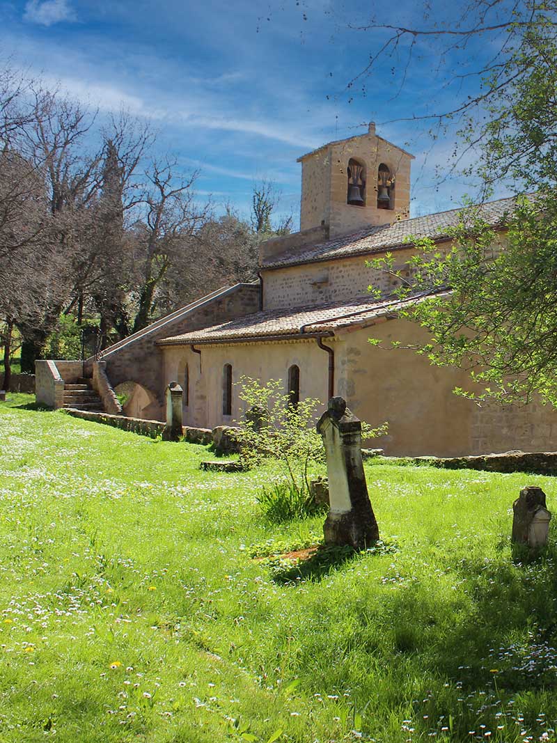 Romanesque church of Vaugines in the heart of nature