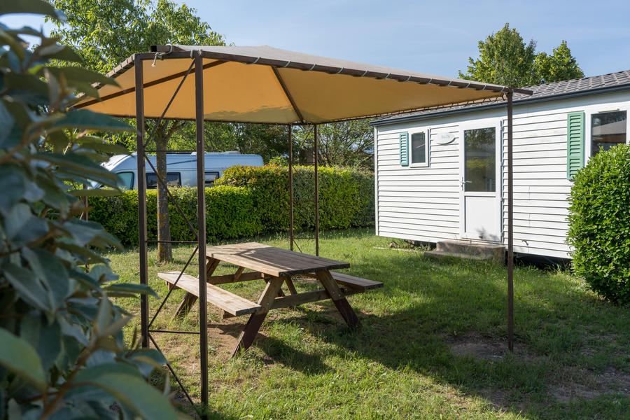 Mobile home at Lubea Camping in Apt in a tree-filled setting