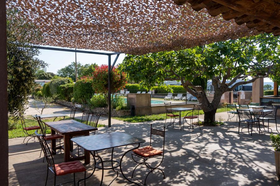 Shaded terrace at Lubea Camping in Apt