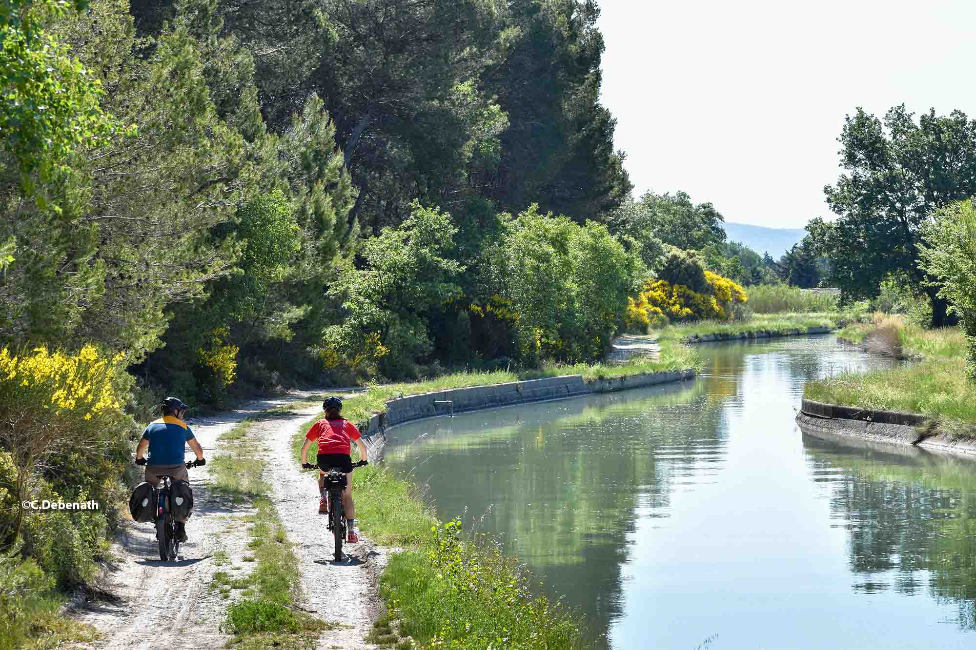 Cycling route Cavaillon Cheval-Blanc Cyclist on the roads of the Petit Luberon between Cavaillon and Cheval-Blanc