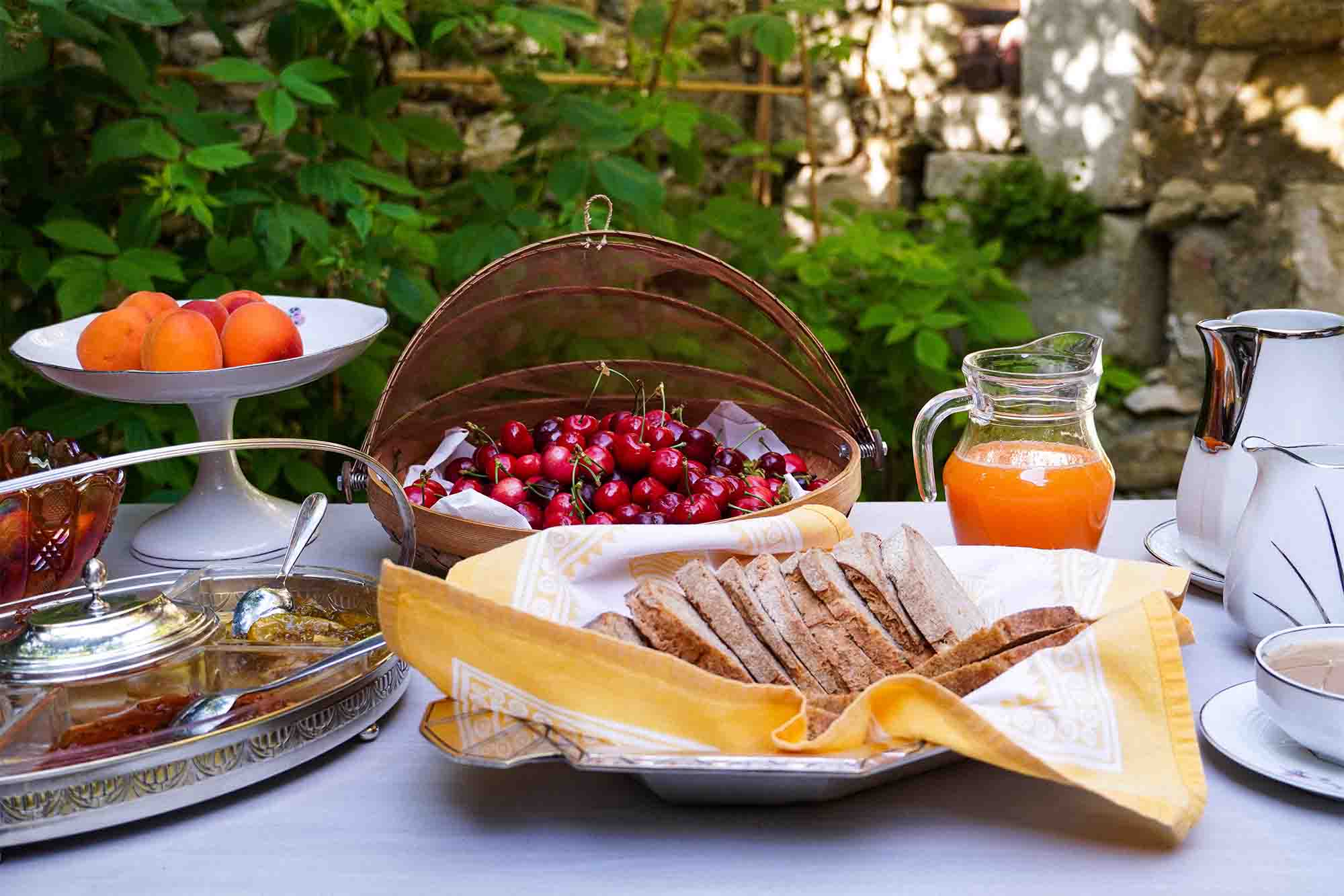Gourmet breakfast served in the garden of La Buissonnière
