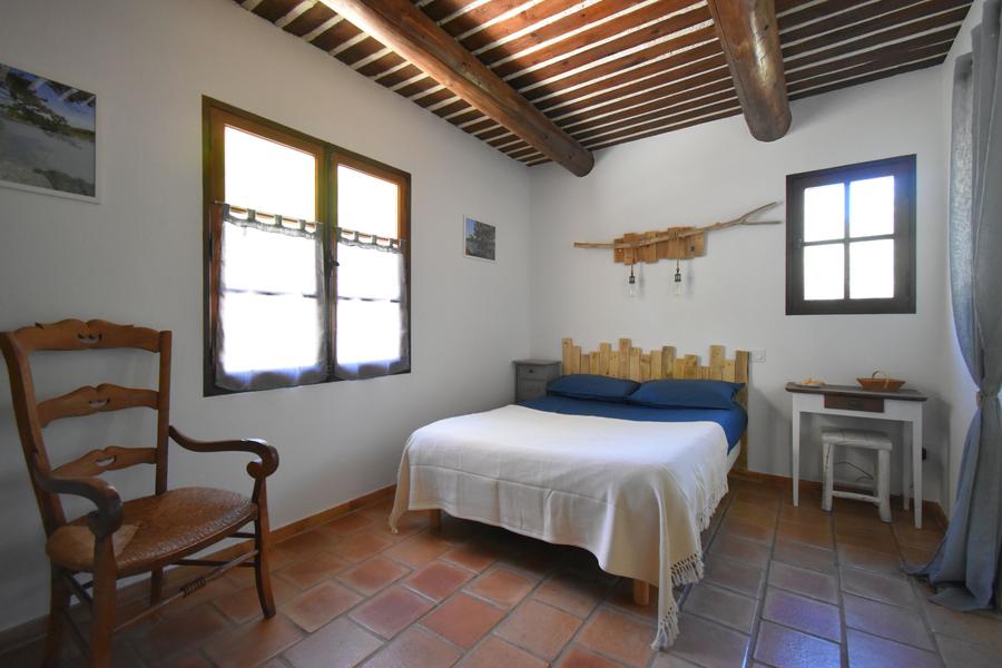 Luberon Room with double bed, exposed beams and Provençal atmosphere