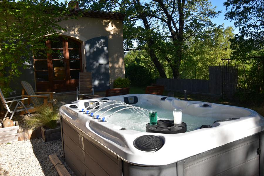 Open-air spa in the garden of Les Chambres du Luberon in Lauris