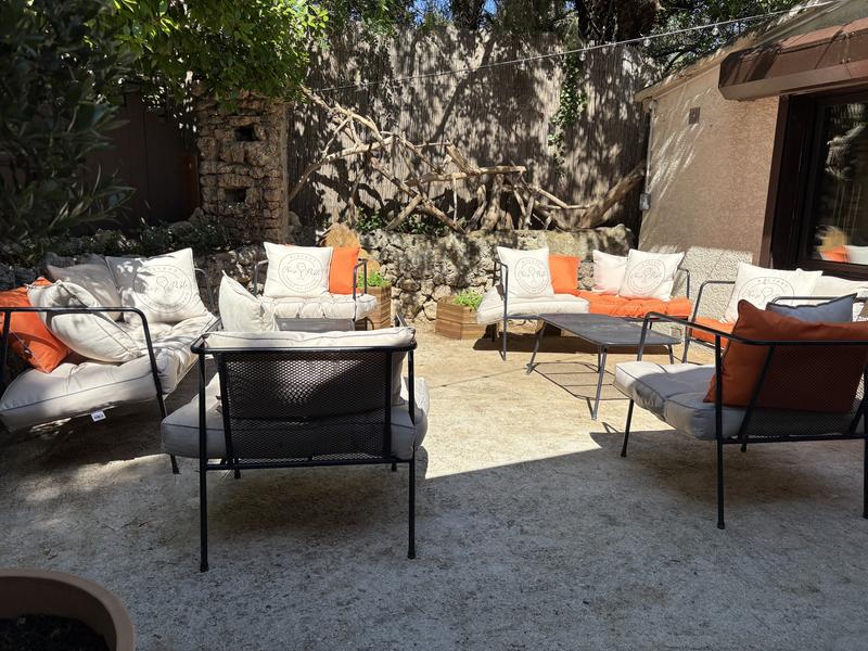 Shaded lounge terrace at Le Bistrot des Cèdres in Cabrières-d’Avignon