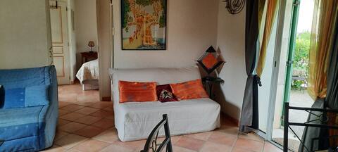 Comfortable living room at Les Amandiers rental in Cabrières-d'Avignon Comfortable living room at Les Amandiers rental in Cabrières-d'Avignon