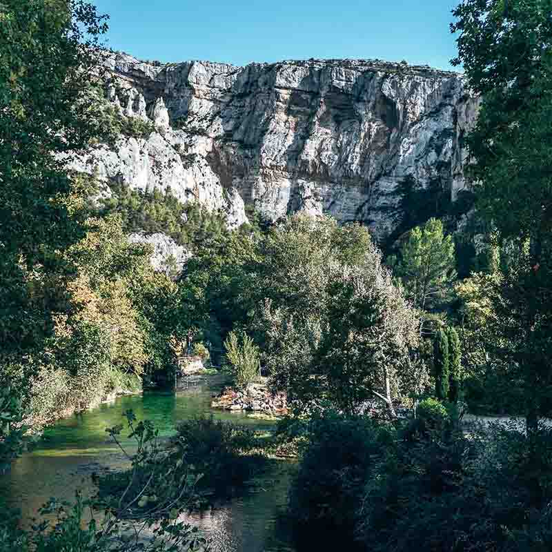 Hike between Lagnes and Fontaine-de-Vaucluse, between heritage and landscapes