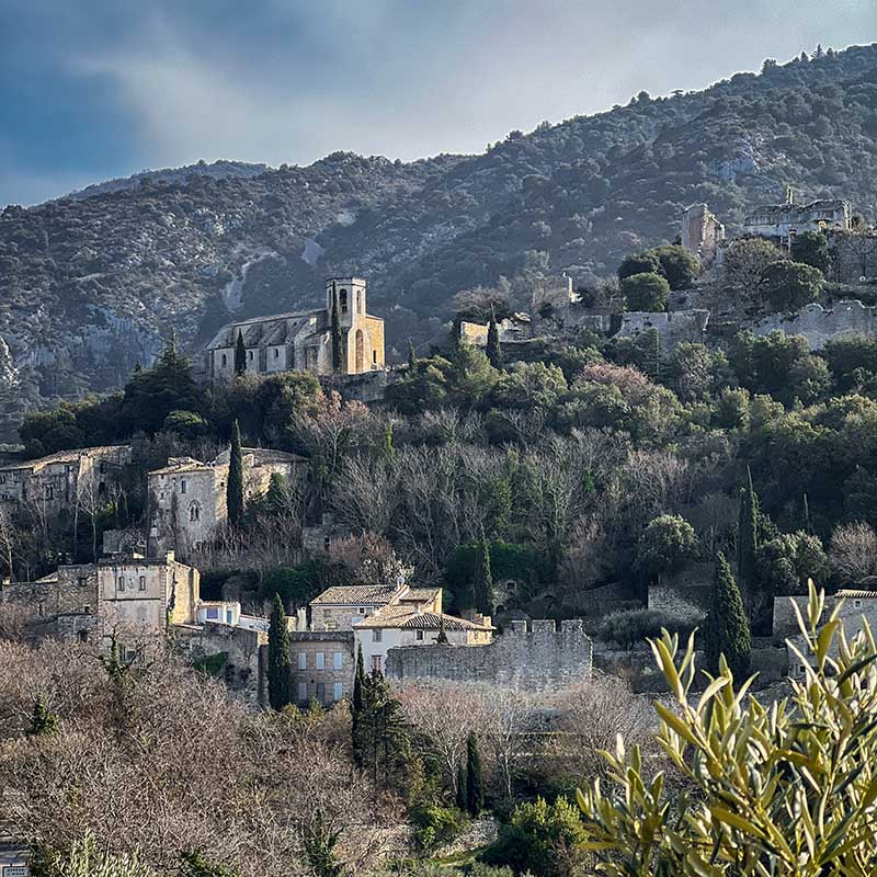Guided tour in Oppède-le-Vieux, medieval village of the Luberon