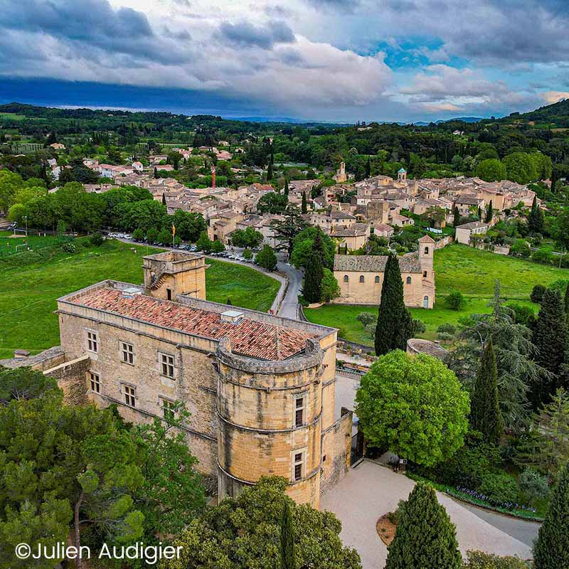 Guided tour in Lourmarin, Luberon village listed among the Most Beautiful Villages of France