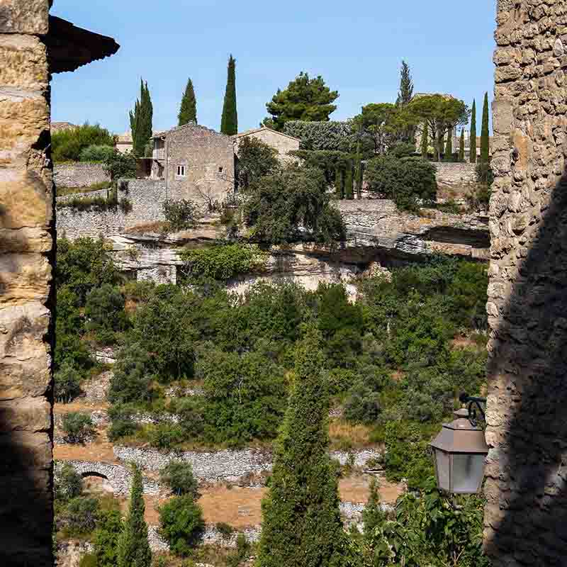 Guided tour in Gordes about its artisanal and historical heritage