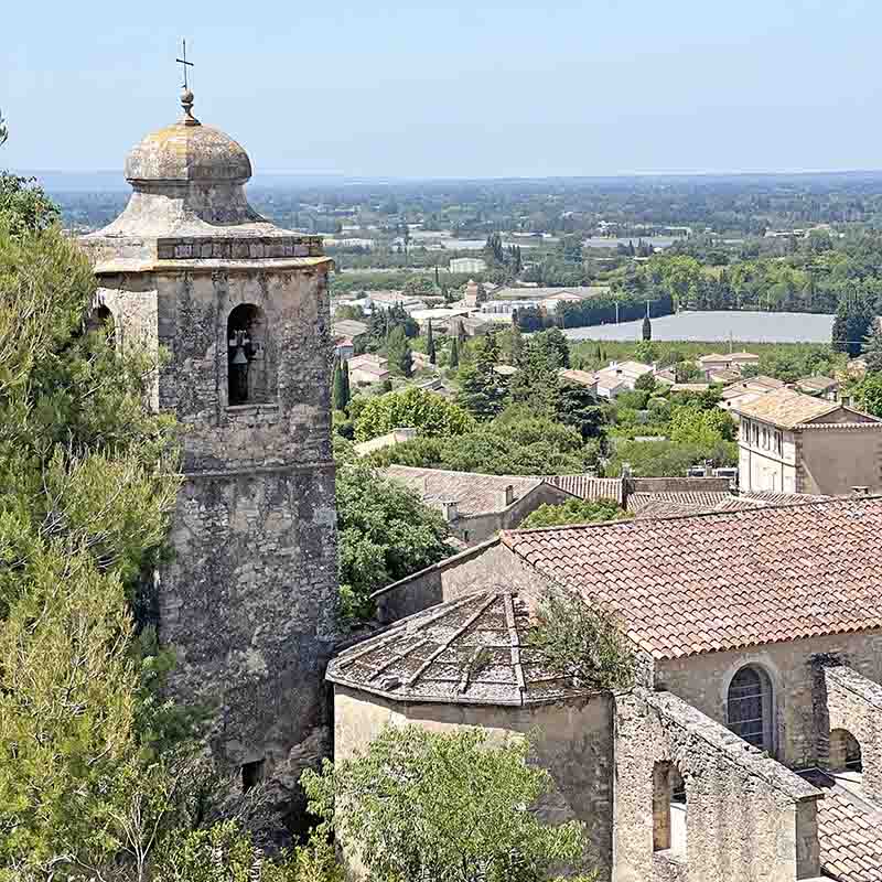 Guided tour in Lagnes, fortified village of the Monts de Vaucluse