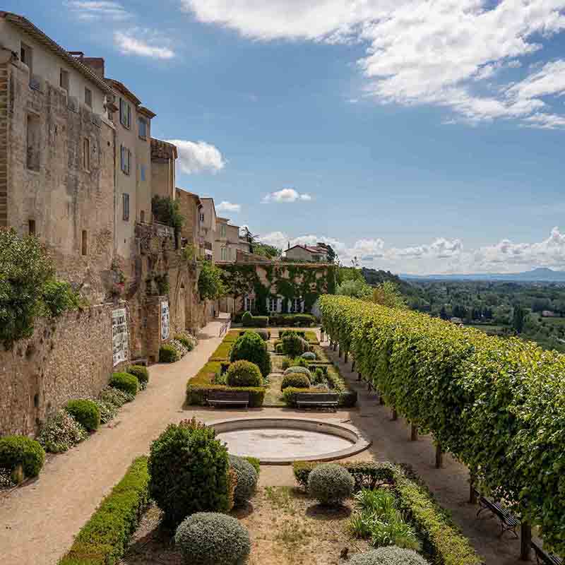 Guided tour in Lauris, hilltop village of South Luberon