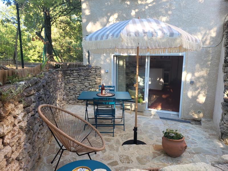 Terrace of the cottage Le Sarret in Cabrières d
