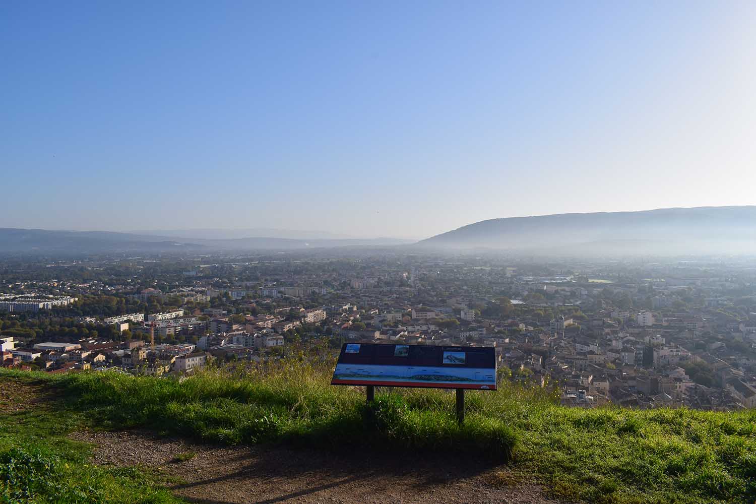 Hike from the station to Saint-Jacques hill in Cavaillon - panoramic view of the town and the Luberon