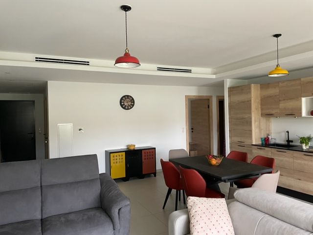 Bright living and dining area of the 6-person apartment in L’Isle-sur-la-Sorgue