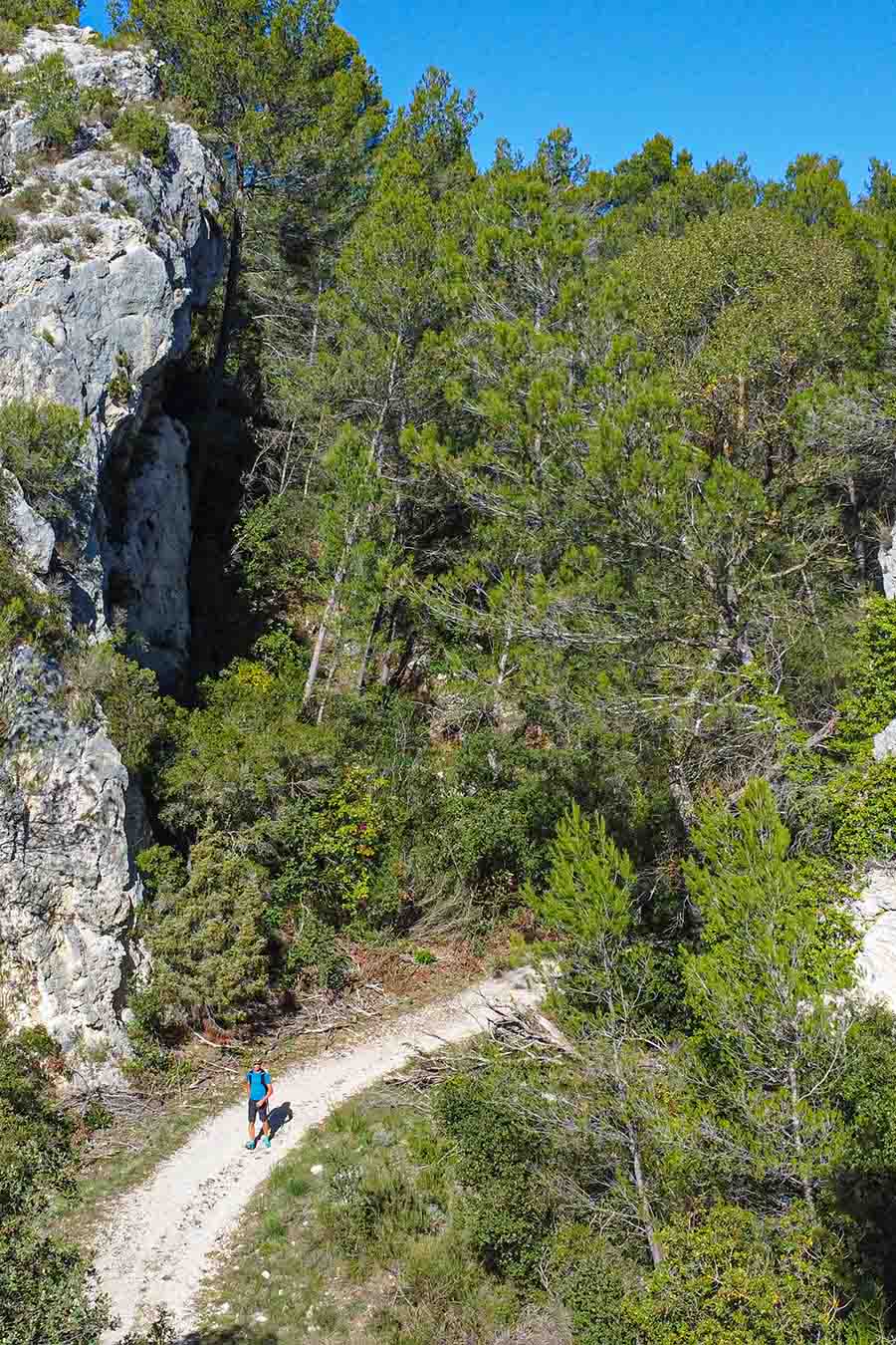 Passage de la Libaude on the Crau des Mayorques, panoramic trail of the Luberon in Cheval-Blanc