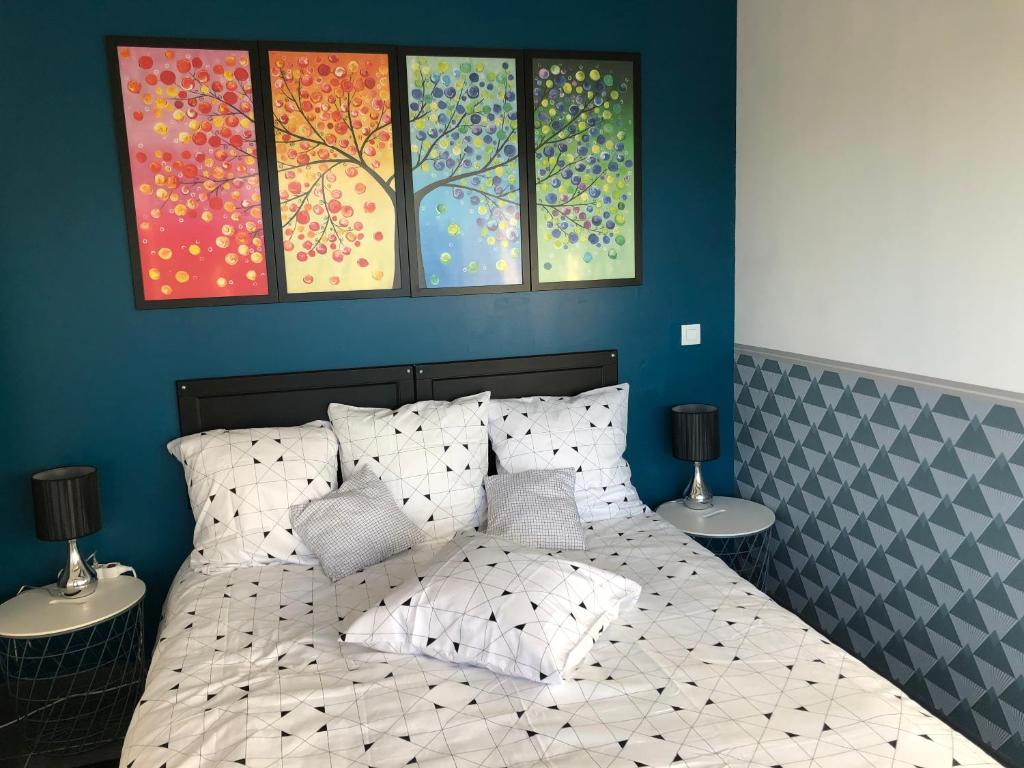 Comfortable double bed at Studio L’Olivier hosted by Frédérique and Jean-Claude in Les Taillades.