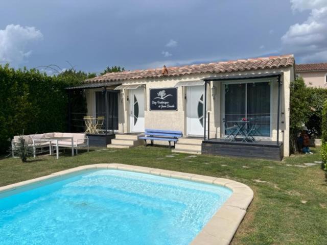 Studios of Studio L’Olivier hosted by Frédérique and Jean-Claude in Les Taillades, featuring a garden and swimming pool.