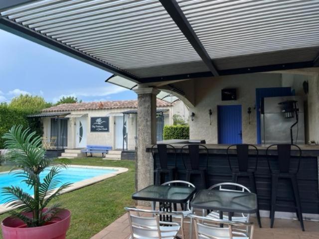 Shared outdoor areas of Studio L’Olivier hosted by Frédérique and Jean-Claude in Les Taillades, with garden and relaxation spaces.