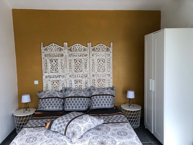 Studio Luberon hosted by Frédérique and Jean-Claude in Les Taillades, offering a comfortable and well-designed setting.