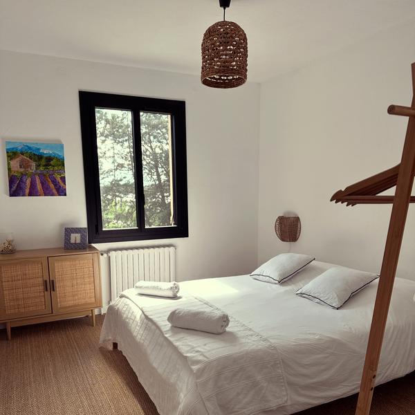 Bright room at the Mas des Étoiles in Lagnes with double bed and natural decoration