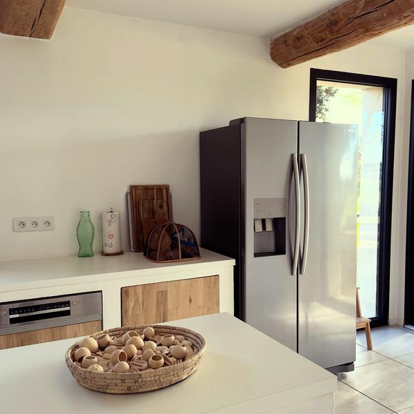 Modern kitchen from the Mas des Étoiles in Lagnes with central island and American fridge