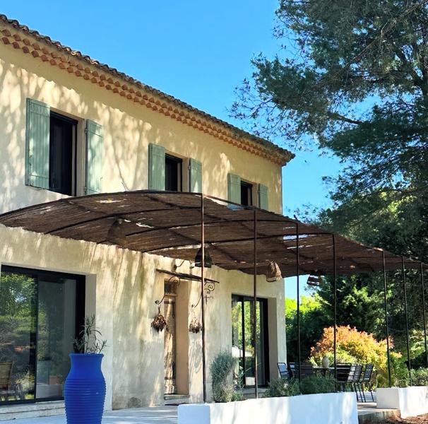 Facade of the Mas des Étoiles in Lagnes with shaded terrace and garden
